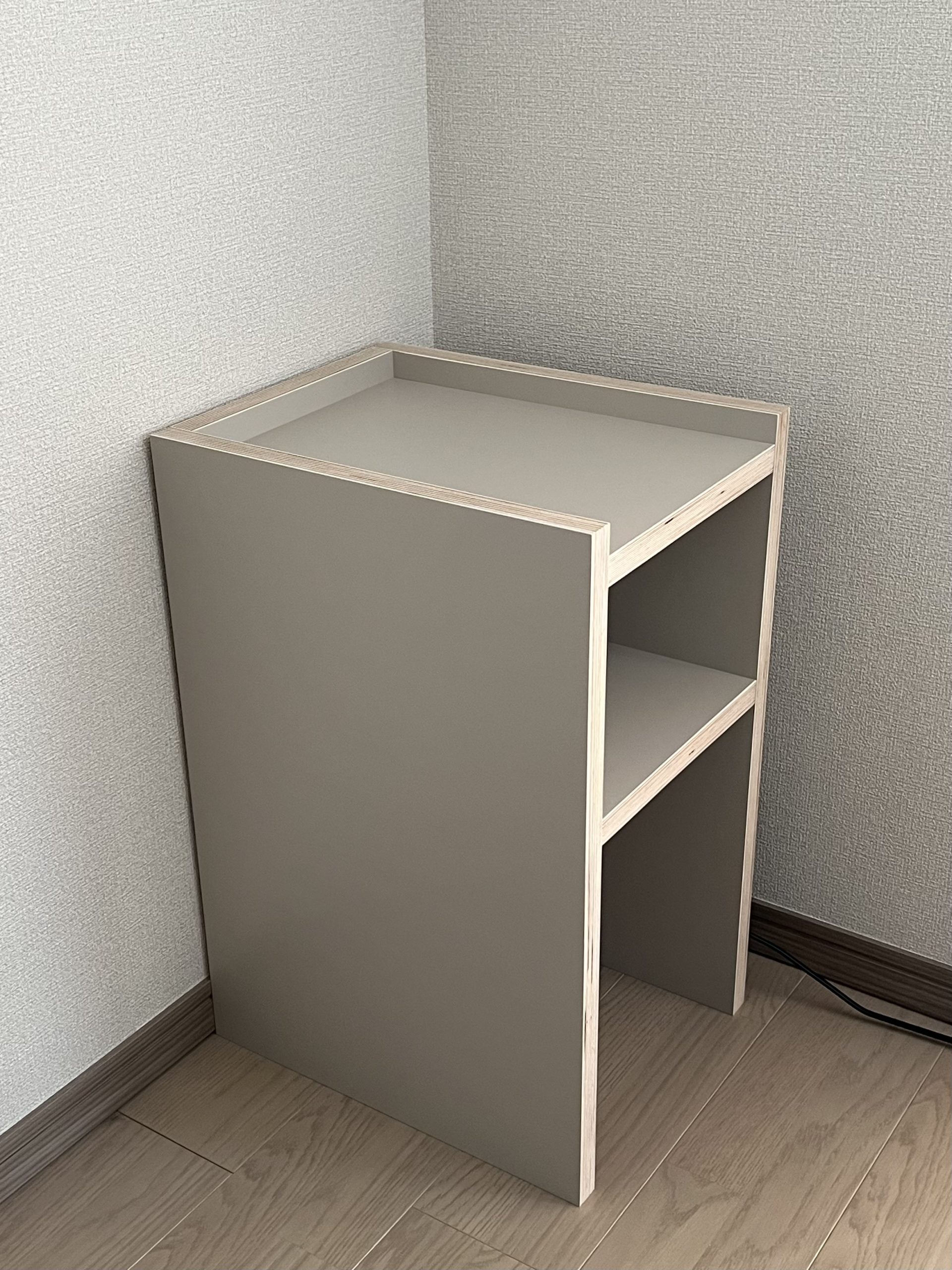 サイドテーブルと玄関スツール　insense 斉藤克雄 様