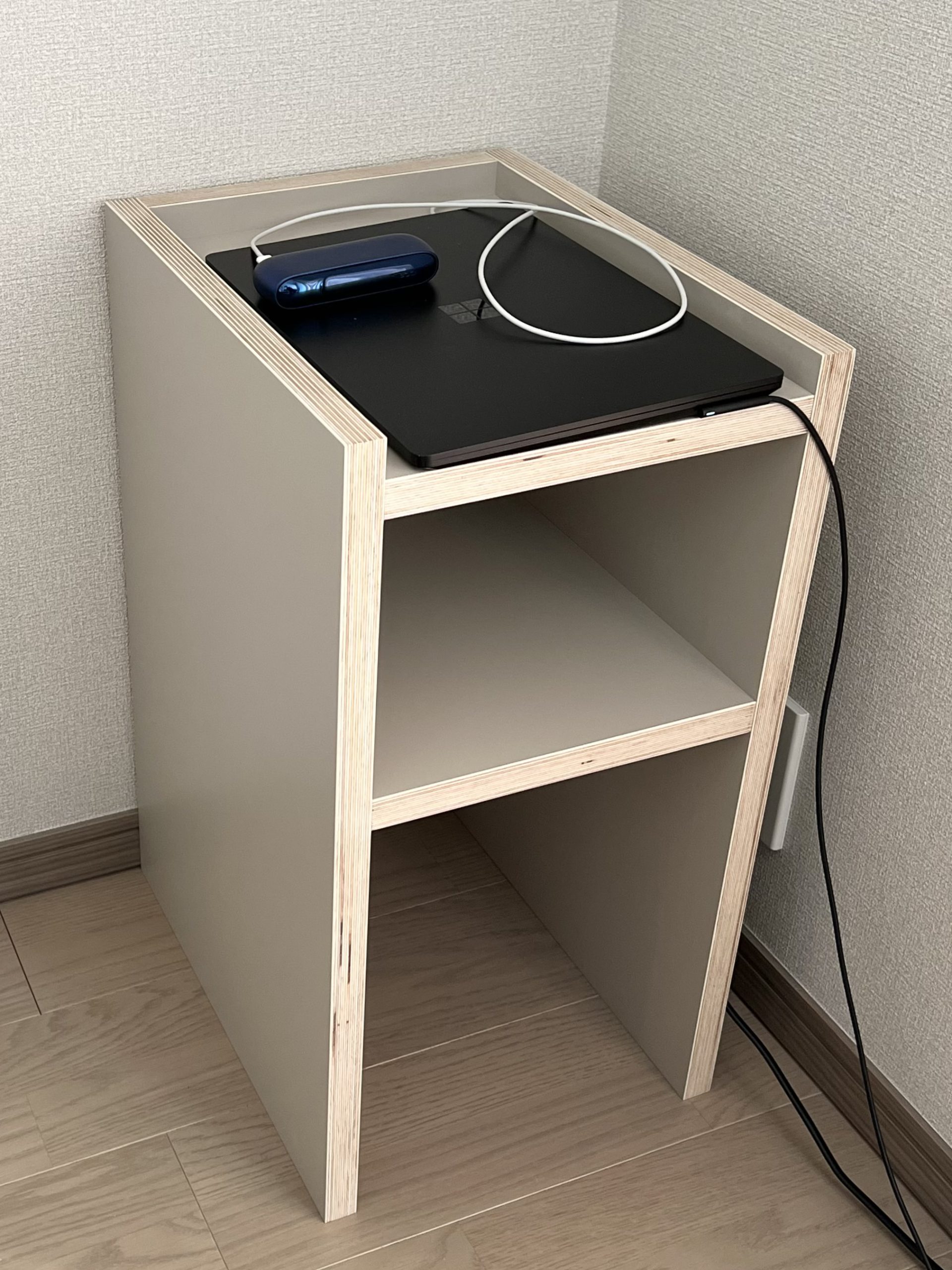サイドテーブルと玄関スツール　insense 斉藤克雄 様
