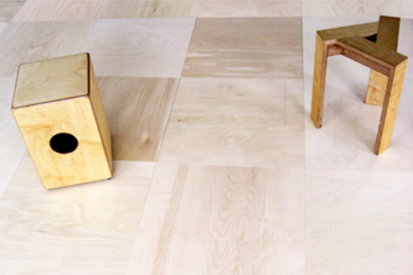 「カホンとスパイラルチェアー」